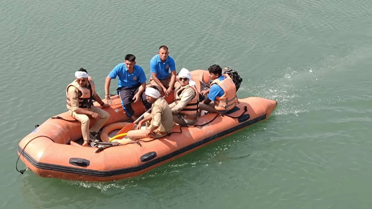 लखीमपुर खीरी: शारदा नहर में उतरी फ्लड यूनिट, दूसरे दिन भी नहीं मिला किशोर