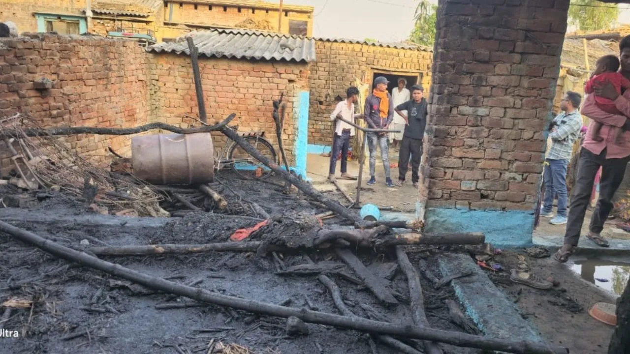 शाहजहांपुर: आग लगने से तीन घर तबाह, लाखों का नुकसान
