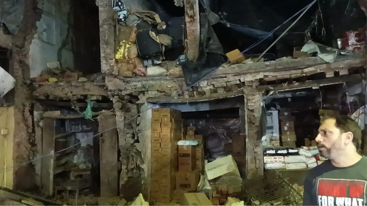 बरेली: कुतुबखाना बाजार में भरभराकर गिरा जर्जर भवन, बाल-बाल बचे लोग