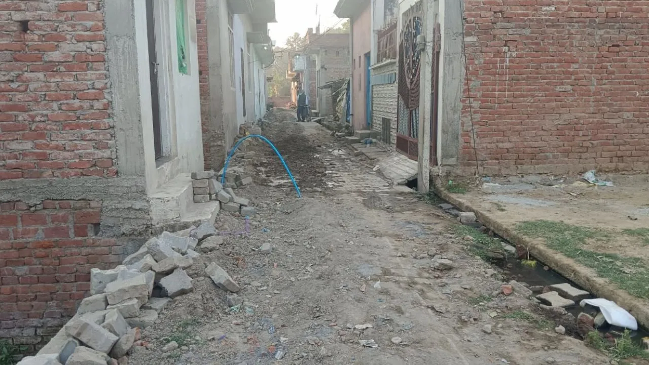  शाहजहांपुर: मिनी ट्यूबवेल से होगी पेयजल समस्या का समाधान, पाइपलाइन बिछाने का काम जारी