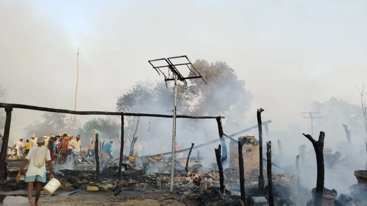 लखीमपुर खीरी: सोलर पैनल के शार्ट सर्किट से 40 घर जलकर राख, लाखों का नुकसान