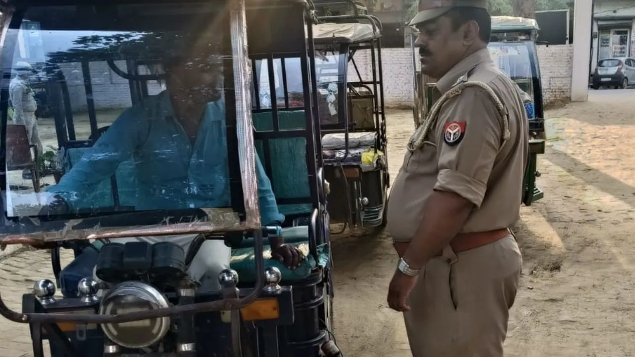 बदायूं में पुलिस का चेकिंग अभियान, बिना नंबर वाले ई-रिक्शा किए सीज