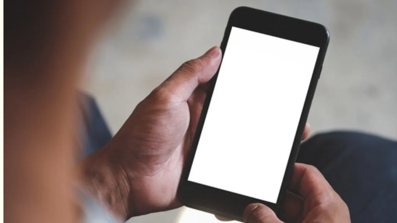 लखीमपुर खीरी: नए डिब्बे में निकला पुराना मोबाइल, देखकर खरीदने वाले युवक के उड़े होश