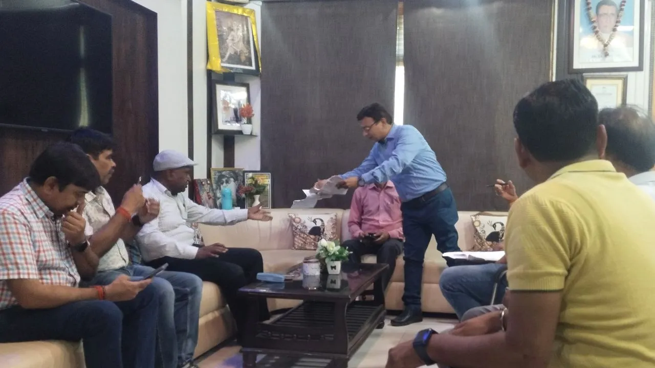 लखीमपुर खीरी: डीआईओएस ने की छापेमारी, पुस्तक विक्रेताओं व स्कूल संचालकों में मचा हड़कंप