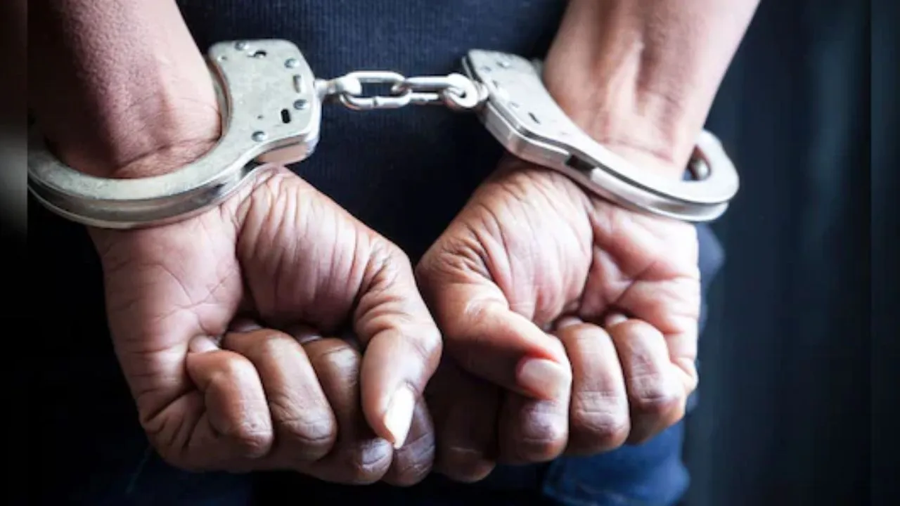 शाहजहांपुर: पेशी पर आए बंदी ने हाथ से हथकड़ी निकालकर भागा, पुलिस को लगानी पड़ गई दौड़ 