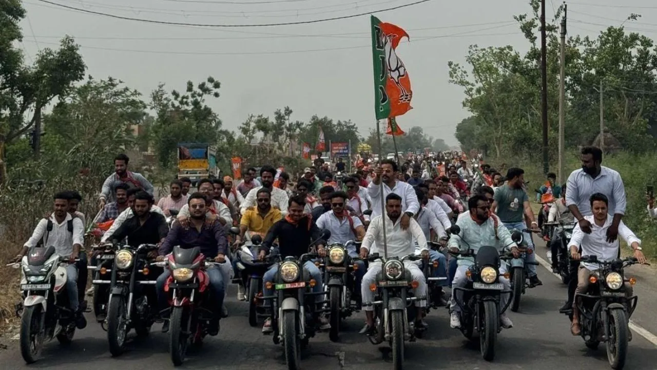 कासगंज: झंडा दिखाकर की भाजयुमो ने रैली की शुरुआत, गिनाईं सरकार की योजनाएं