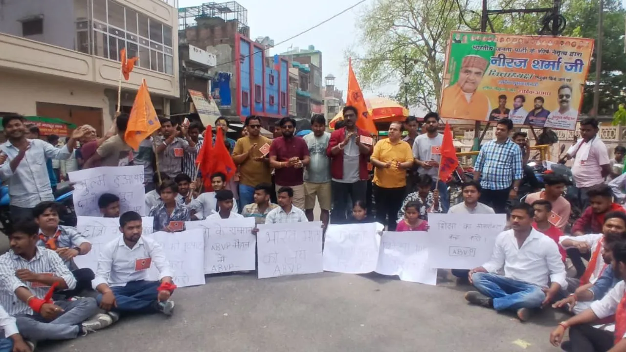 कासगंज: निजी स्कूलों की मनमानी के खिलाफ फूटा गुस्सा...ड्रेस और किताबों के नाम पर हो रहा खेल