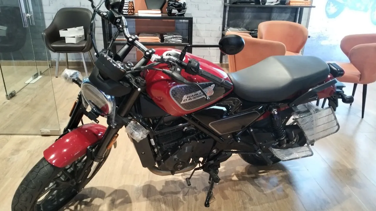 बरेली की सड़कों पर दौड़ रहीं करोड़ों की कारें, विदेशी बाइकों का जलवा