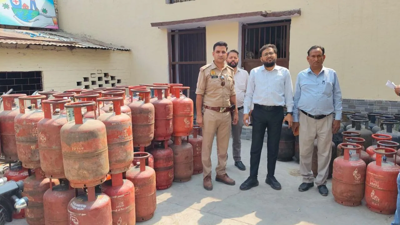 बरेली में घरेलू गैस की कालाबाजारी का खुलासा, 82 सिलेंडर जब्त