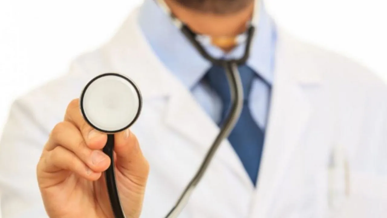 बदायूं: स्वास्थ्य केंद्र में दिखा अव्यवस्था का नजारा, डॉक्टर नदारद, सीएमओ ने मांगा जवाब