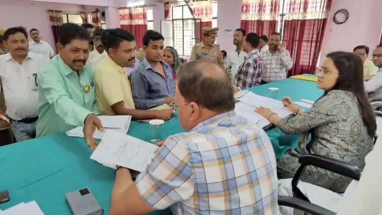 शाहजहांपुर: पहले मुझे मृत घोषित किया, अब आवास सर्वे में काटा बेटों का नाम