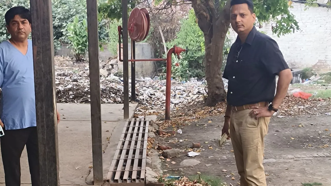 बदायूं: जिला अस्पताल में गंदगी देख भड़के CDO, जमकर लगाई फटकार
