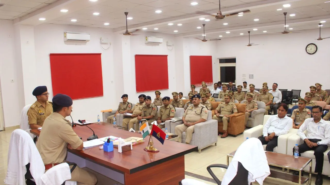 पीलीभीत: अपराध समीक्षा बैठक में सख्त दिखे एसपी, बोले- फरियादियों की सुनवाई में बरती ढील तो कार्रवाई तय 