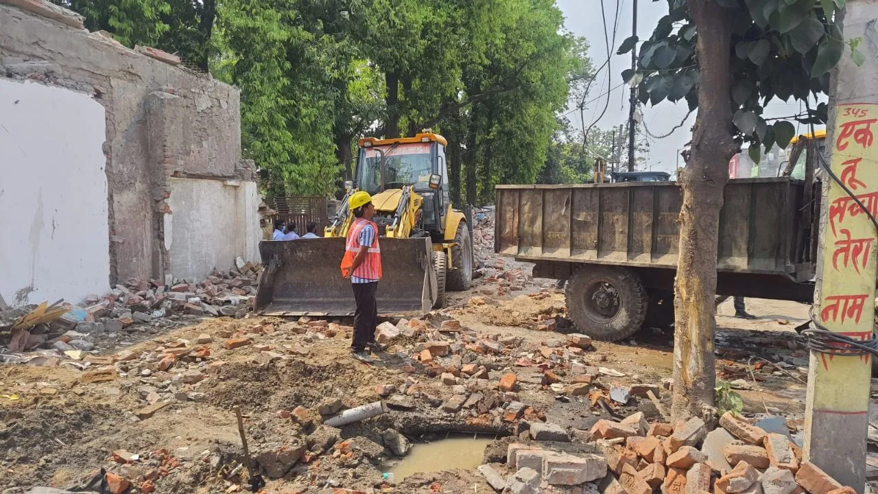 रामपुर: राम-रहीम पुल के निकट 27 दुकानों का ध्वस्तीकरण, पालिका की जेसीबी ने मचाई हलचल
