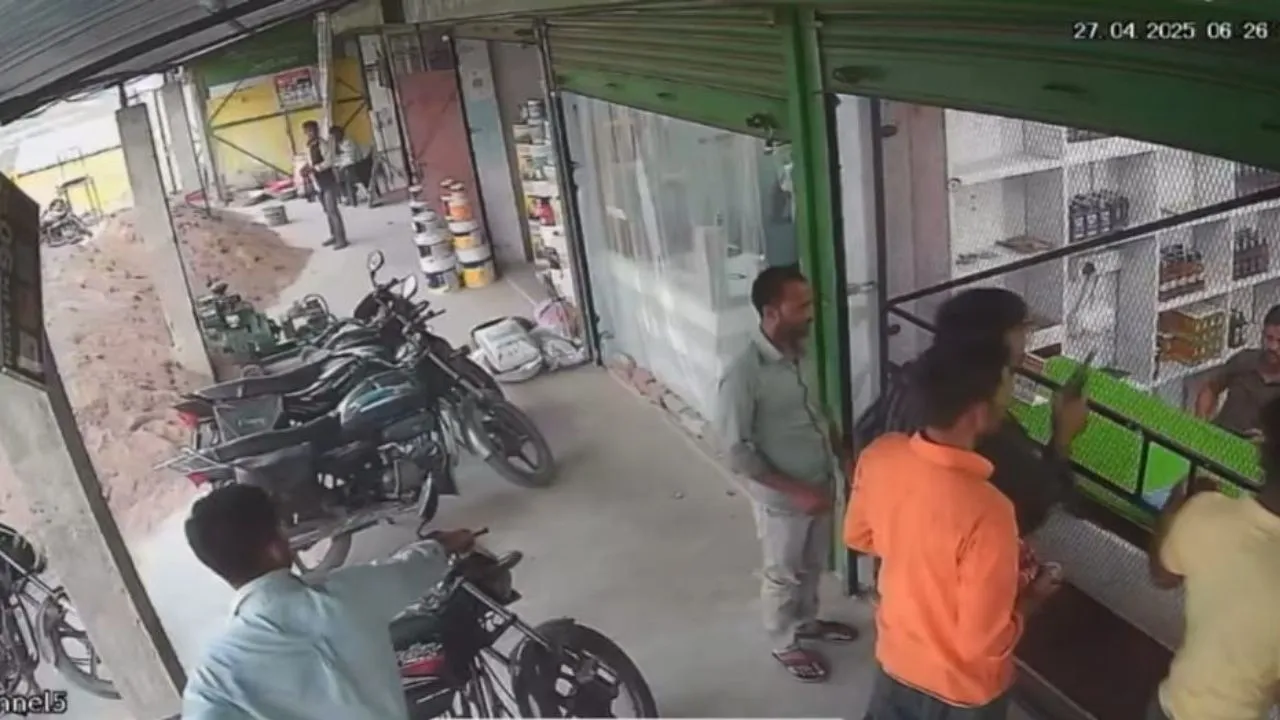 लखीमपुर में शराब के ओवररेटिंग पर बवाल, युवक ने तमंचा लहराकर दी धमकी