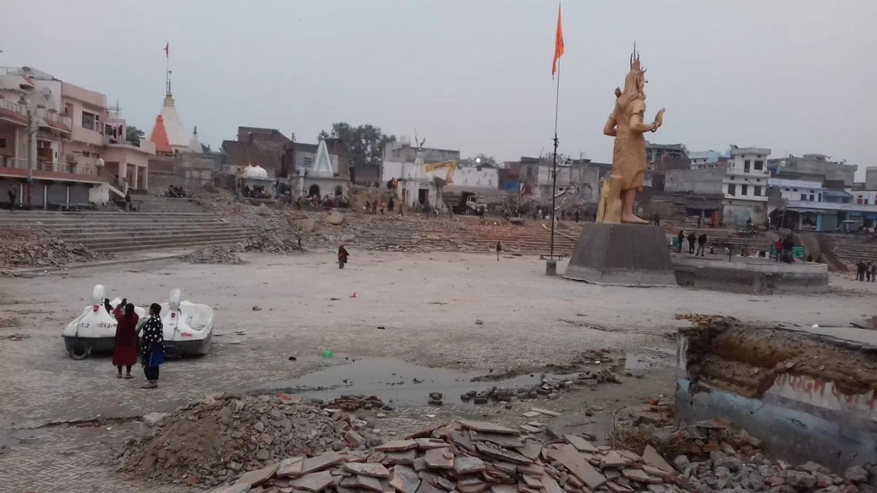 लखीमपुर खीरी: शिव मंदिर सौंदर्यीकरण कार्य 26 दिन से ठप, अब भी नहीं लौटे श्रमिक