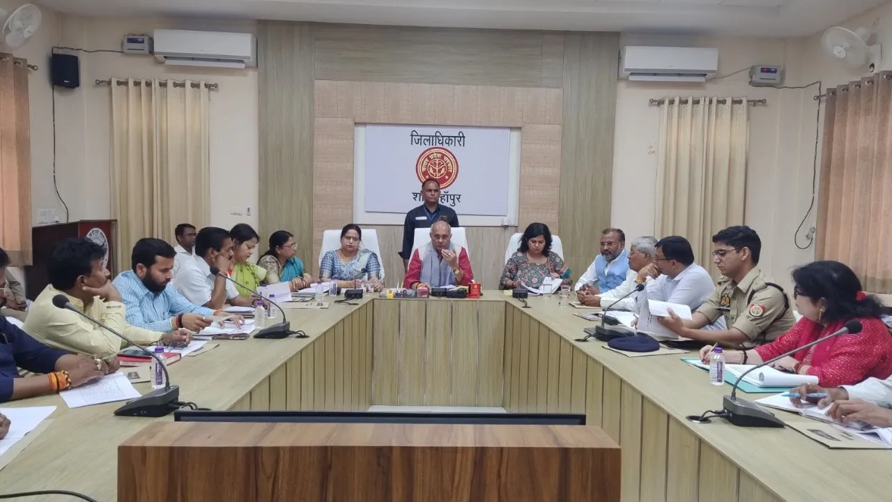 शाहजहांपुर: छुट्टा गोवंश की बढ़ती समस्या पर मंत्री ने जताई नाराजगी, बोले–सरकार नहीं है जिम्मेदार