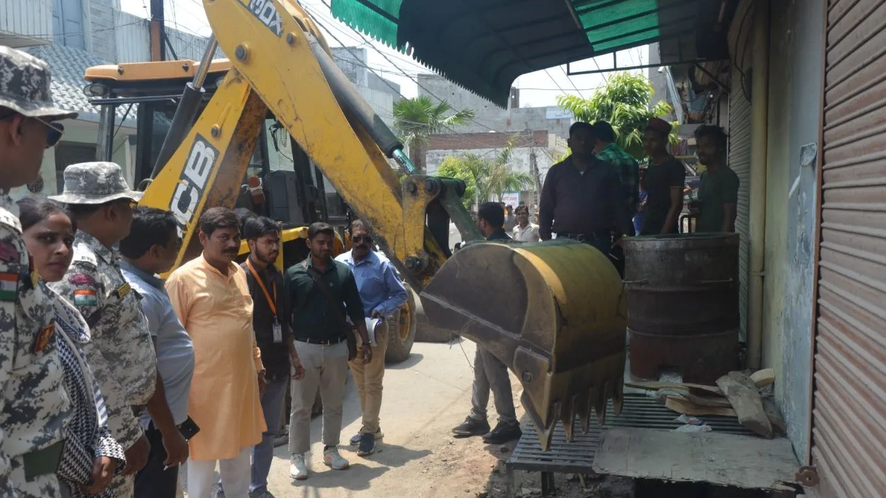 बरेली: जगतपुर में चला बुलडोजर, अतिक्रमण हटाने पहुंची टीम से भिड़े दुकानदार