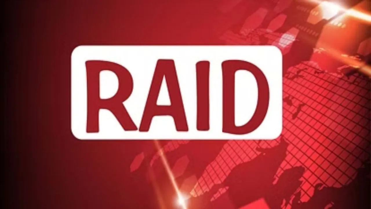 लखीमपुर खीरी: घर में छिपा रखा था सागौन का खजाना, वन विभाग की टीम ने मारा छापा