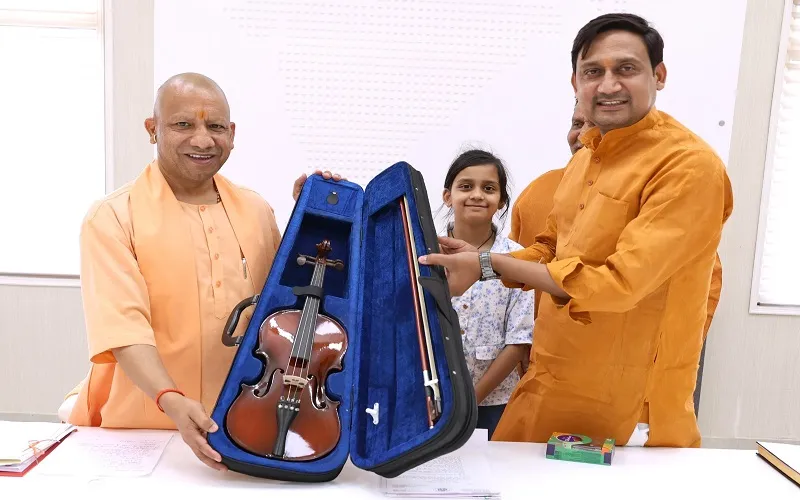 Rampur News : सीएम योगी से मिले भाजपा जिलाध्यक्ष हरीश गंगवार, भेंट किया रामपुरी वायलिन