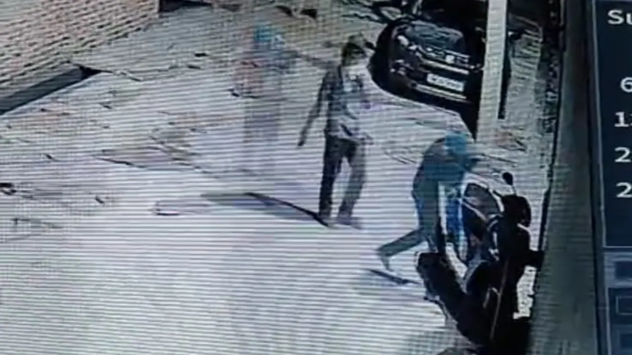 अयोध्या : असलहा लेकर स्कूटी चुराने की कर रहे थे कोशिश,  सीसीटीवी के माध्यम से धरे गए