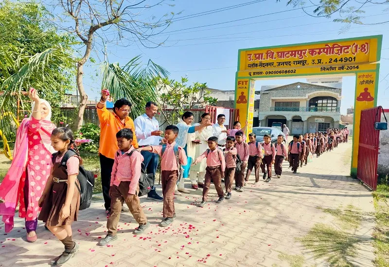 रामपुर : स्कूल पहुंचे बच्चों का शिक्षकों ने फूलों से किया स्वागत