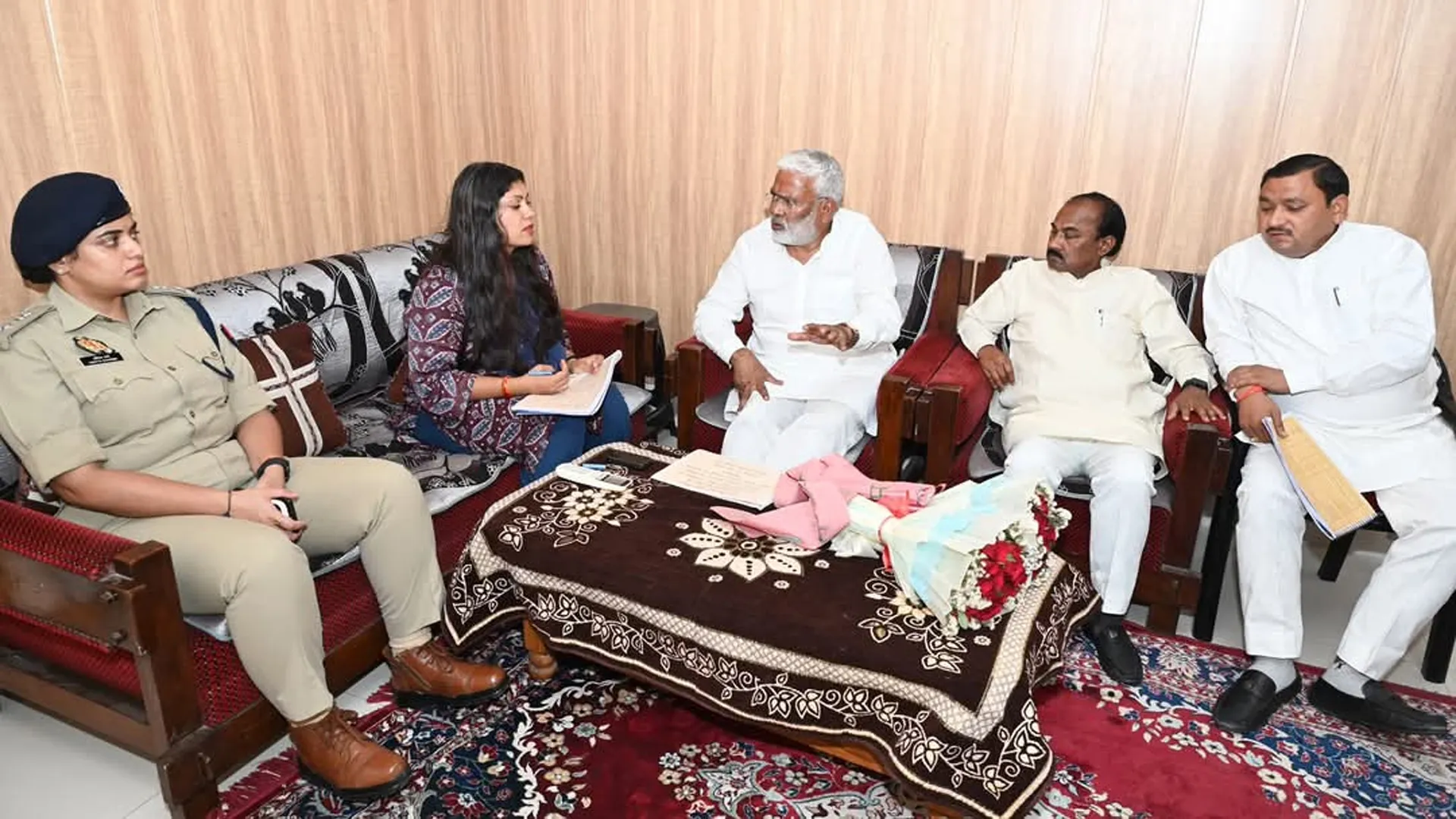 कासगंज पहुंचे जल शक्ति मंत्री ने की समीक्षा बैठक...लिफ्ट कैनाल बनाने के दिए निर्देश