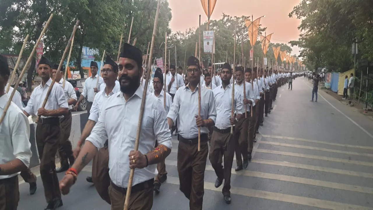 एकता, अनुशासन एवं राष्ट्रभक्ति का विराट पथ संचलन : स्वयंसेवकों की कदम ताल को देखने उमड़ी भीड़ 