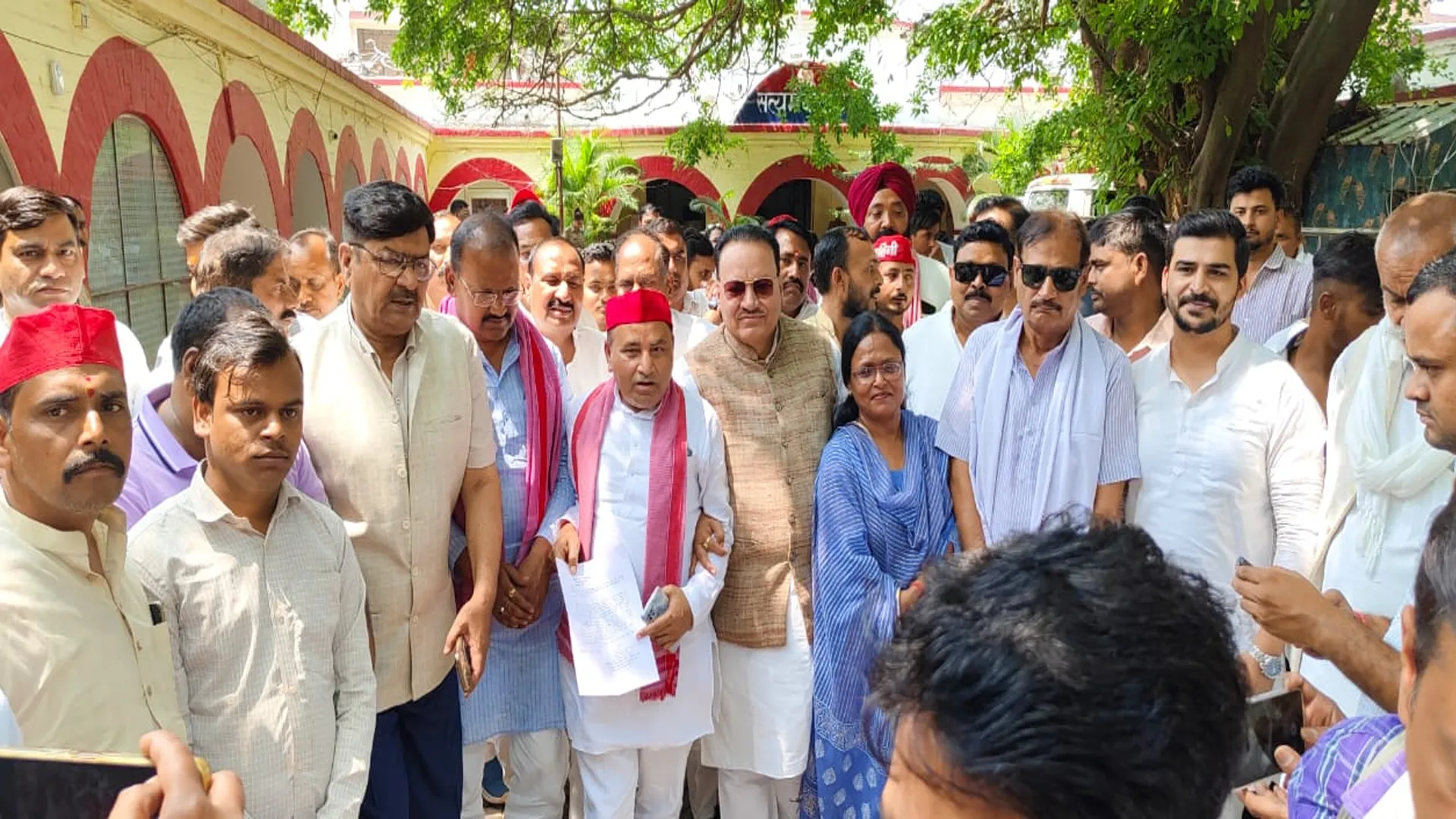 लखीमपुर खीरी: अखिलेश यादव को गोली मारने की धमकी से भड़की सपा ने घेरी कोतवाली