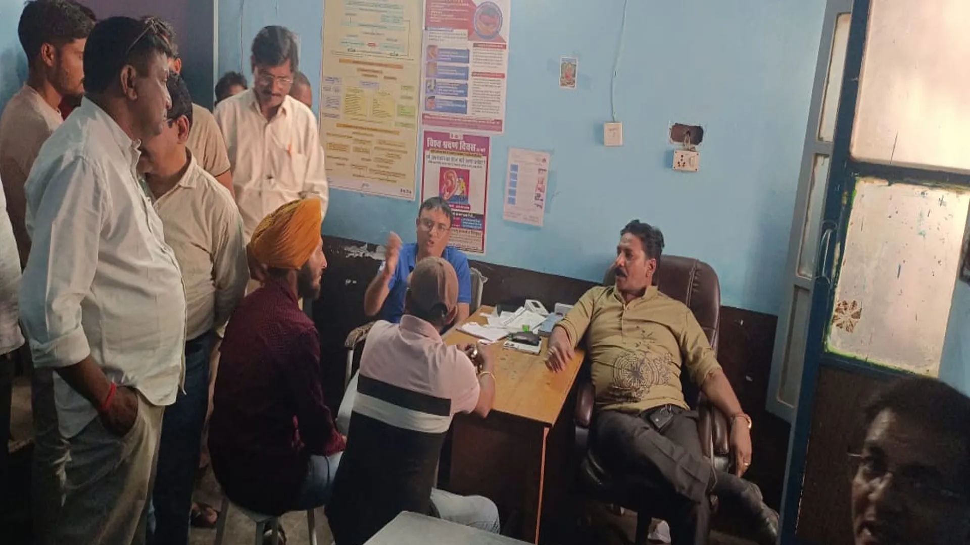 लखीमपुर खीरी: डॉक्टर ने कहा अनपढ़ गंवार तो भड़का तीमारदार...सीएचसी पर खूब हुआ हंगामा