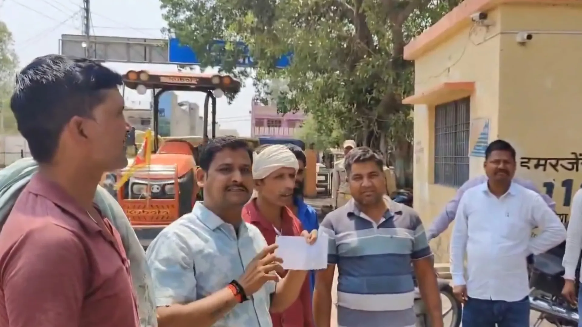 लखीमपुर खीरी: गेहूं तौल में अंतर मिलने पर किसानों ने किया हंगामा