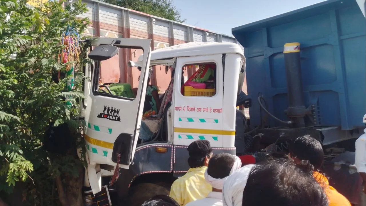 Hamirpur: खड़े ट्रक में डंपर ने पीछे से मारी टक्कर, डंपर चालक और खलासी गंभीर रूप से घायल, दोनों कानपुर रेफर किए गए  