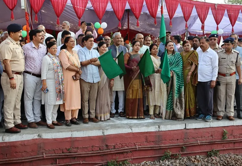 Moradabad : रुड़की रेलवे स्टेशन पर जम्मूतवी हावड़ा हिमगिरी एक्सप्रेस का ठहराव शुरू, ट्रेन को हरी झंडी दिखाकर किया रवाना