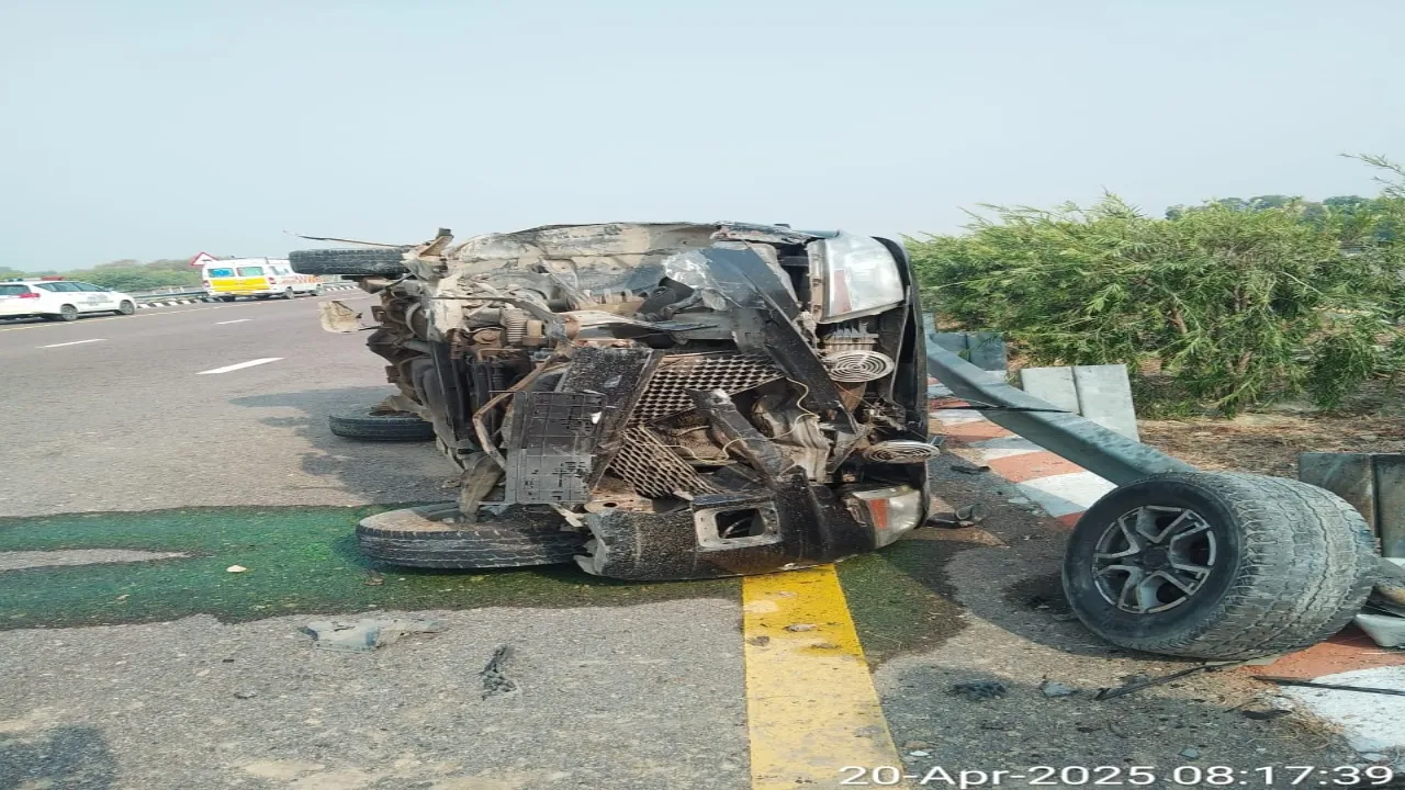 Sultanpur News : पूर्वांचल एक्सप्रेस वे पर दो सड़क हादसों में एक की मौत, तीन घायल 