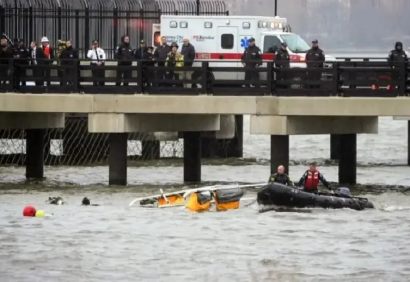 VIDEO : न्यूयॉर्क में क्रैश होकर हडसन नदी में गिरा हेलीकॉप्टर, 6 लोगों की मौत...राष्ट्रपति ट्रंप ने जताया दुख 