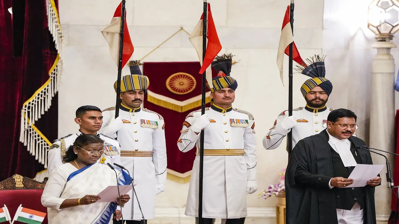न्यायमूर्ति BR गवई बने देश के 52वें प्रधान न्यायाधीश, राष्ट्रपति मुर्मू ने दिलाई शपथ, पीएम मोदी भी रहे मौजूद