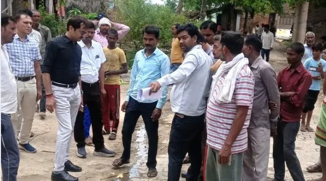 लखीमपुर खीरी: शिकायत पर जांच करने पहुंचे डिप्टी कमिश्नर डीसी मनेरगा