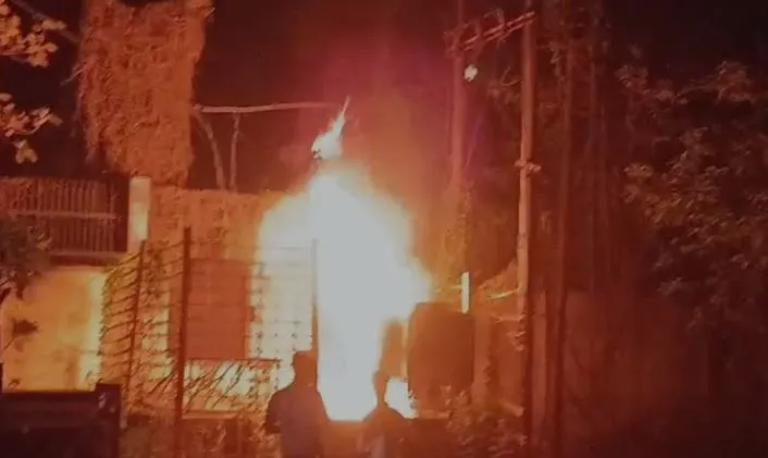 मुरादाबाद: ट्रांसफार्मर धूं-धूं कर जल उठा...तीन हजार से ज्यादा घरों की बिजली आपूर्ति बाधित