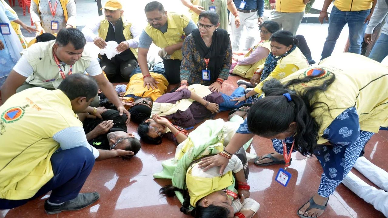 पाकिस्तान का हवाई हमला, वॉर सायरन बजते ही जमीन पर लेट गए लोग...तस्वीरों में देखें युद्ध का मंजर