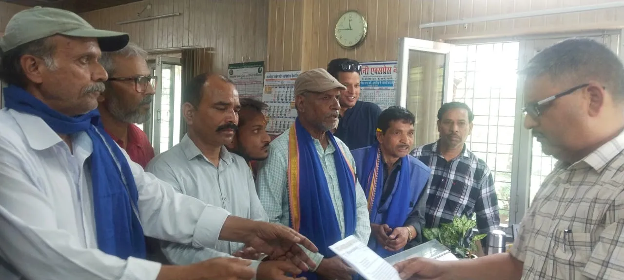 छह माह से लटका बिजली कनेक्शन, ईई कार्यालय का किया घेराव  