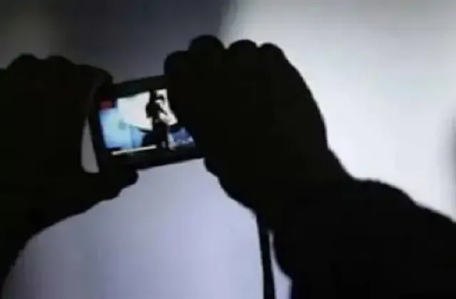 सरेराह पति ने पत्नी-बच्ची को पीटा, वीडियो वायरल