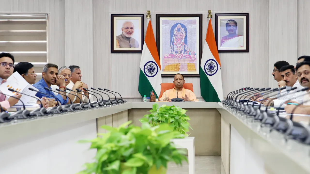 UP के विकास के लिए CM योगी का मास्टर प्लान तैयार, रोजगार से लेकर व्यापार तक मिलेगा सब कुछ, सीएम ने अधिकारियों को दिए ये जरूरी निर्देश