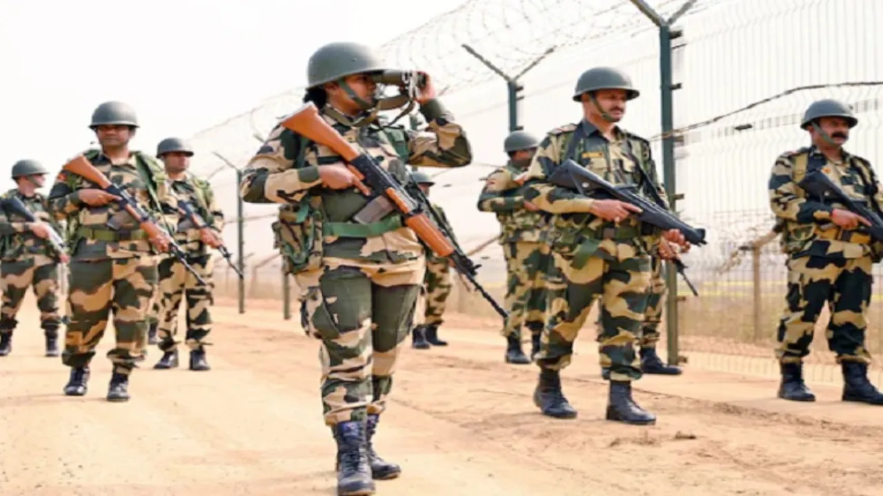 जम्मू-कश्मीर: शोपियां में सेना के हाथ लगे आतंकियों के दो मददगार, हथियार और गोला-बारूद बरामद