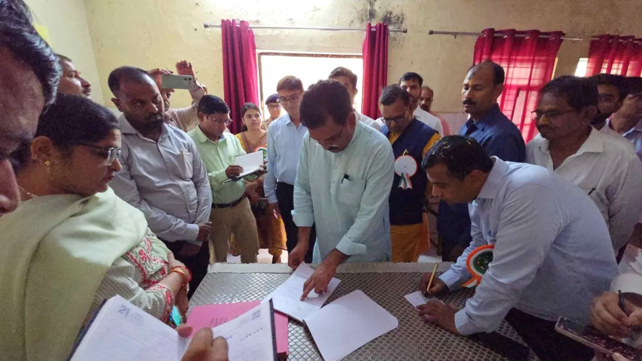 UP News: सरकारी छात्रावास की मरम्मत में घोटाला, 5 लाख खा गए अधिकारी, समाज कल्याण राज्यमंत्री ने किया निलंबित