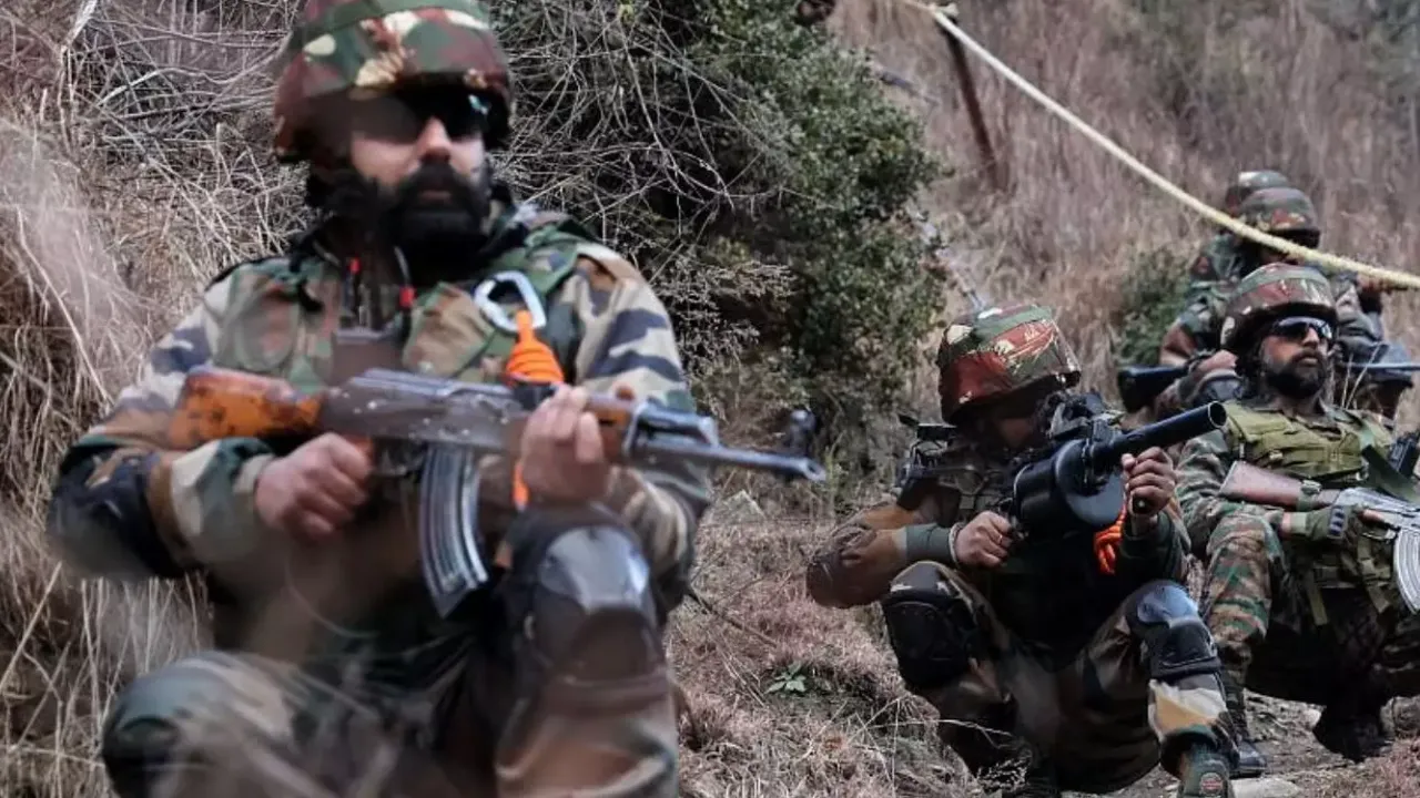 जम्मू-कश्मीर के शोपियां में लश्कर के तीन आतंकी ढेर, सीजफायर के दो दिन बाद सुरक्षाबलों और आतंकवादियों के बीच मुठभेड़