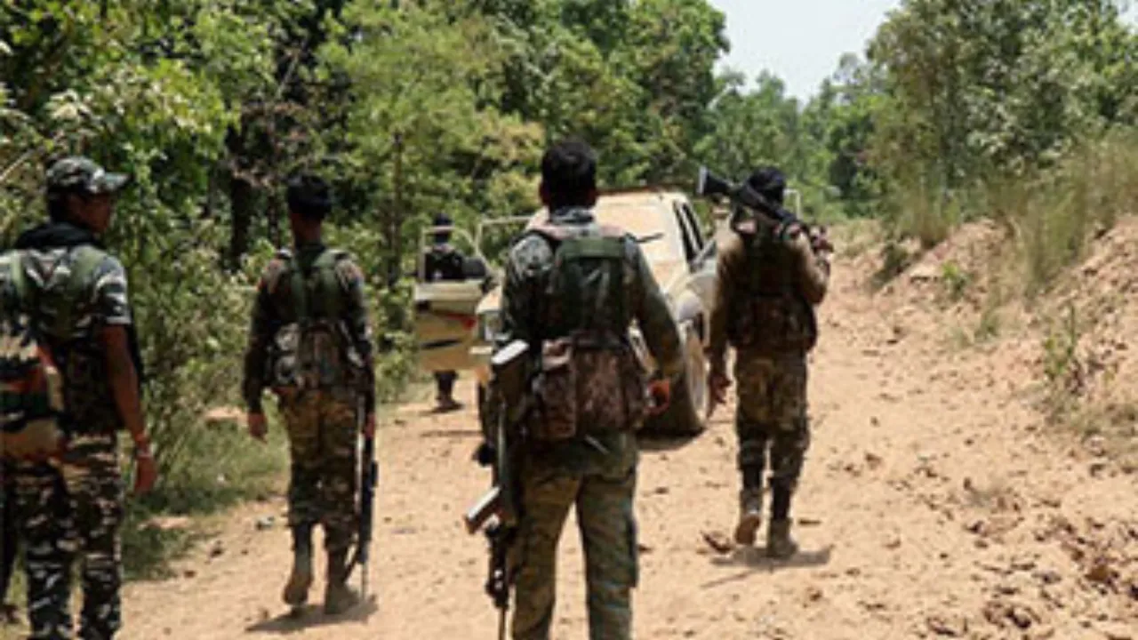 जम्मू-कश्मीरः DGP ने किया किश्तवाड़ में मुठभेड़ स्थल का दौरा, आतंकवाद रोधी अभियान की समीक्षा की 