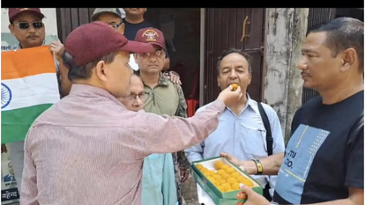 Operation Sindoor की सफलता के बाद महराजगंज में जश्न का माहौल, हाथों में तिरंगा लेकर लगाए 'भारत माता की जय' और 'जय श्री राम' ने नारे