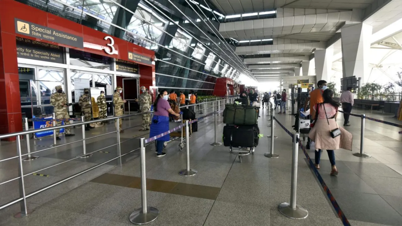 दिल्ली एयरपोर्ट से रद्द हुई 90 से अधिक उड़ानें, DIAL ने जारी की गाइडलाइन, ‘ऑपरेशन सिंदूर’ के मद्देनजर देश के करीब 27 हवाईअड्डे बंद 