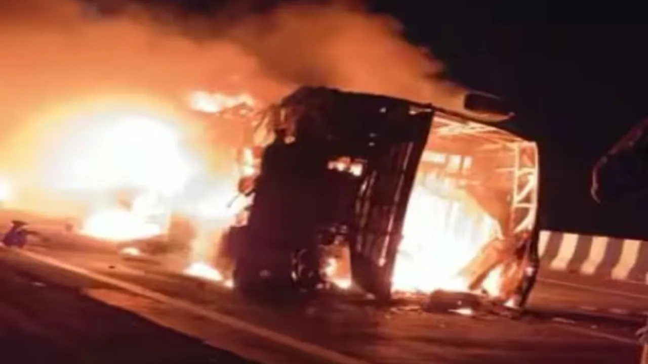 नोएडाः जलकर खाक हुई दो बसें, परिचालक की मौत