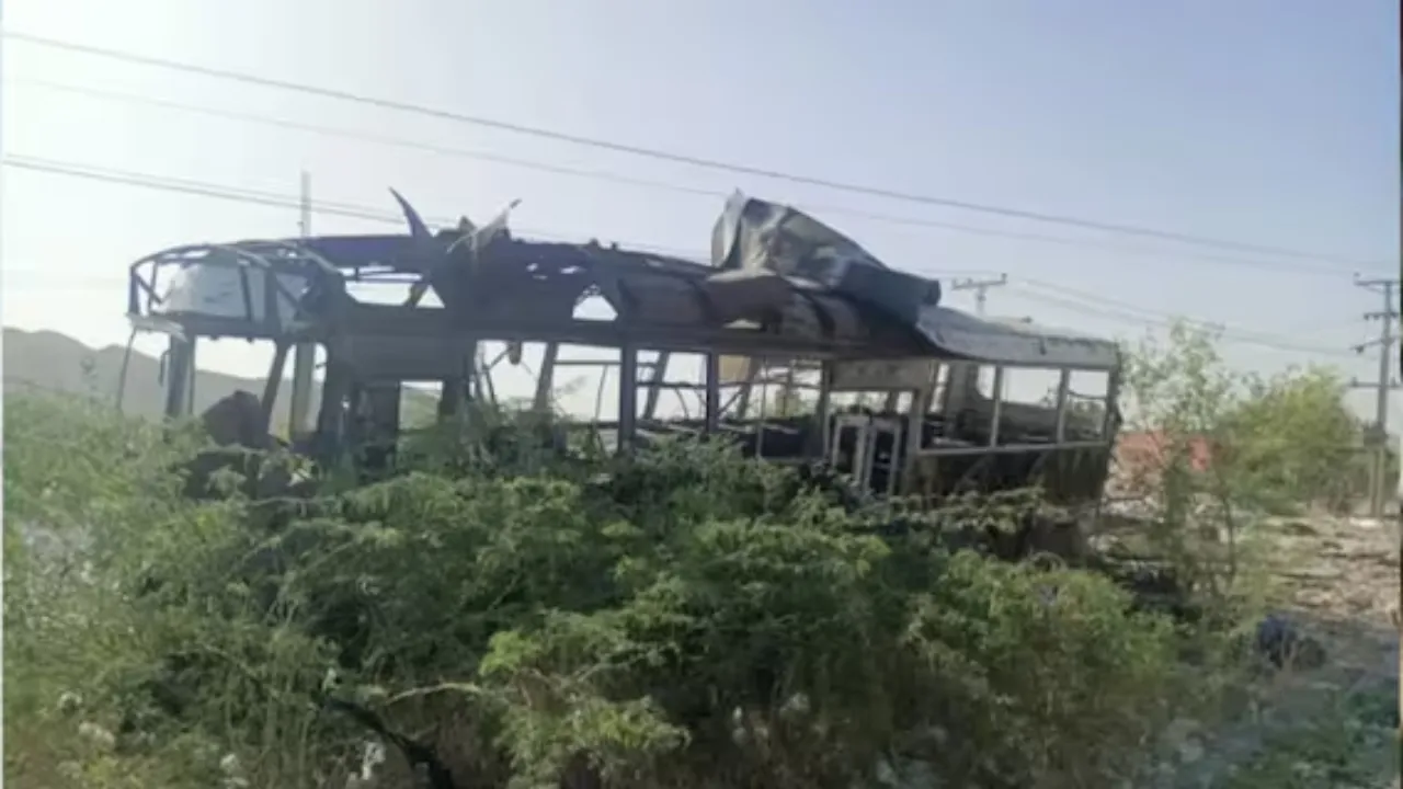 बलूचिस्तान में स्कूल बस को आत्मघाती हमलावरों ने बनाया निशाना, चार बच्चों की मौत, 38 घायल, देखें Video